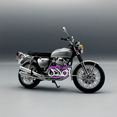 نقره ای Honda 750 four